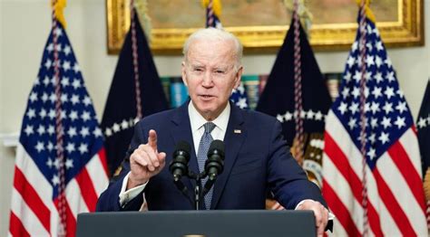 Biden tells US to have confidence in banks after 2 collapse